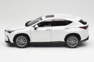 Lexus NX450h+ AZ20 Blanc Kyosho 1:18 08968Q Résine — image 4 sur 8
