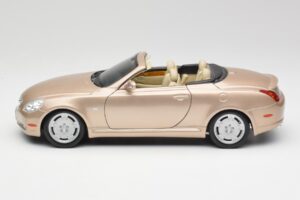 Lexus SC430 Beige Maisto 1:18 31629 Métal Moulé — image 4 sur 8