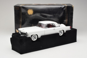 Lincoln Continental Mark II Blanc Road Signature 1:18 20078-P1 Métal Moulé — image 6 sur 6