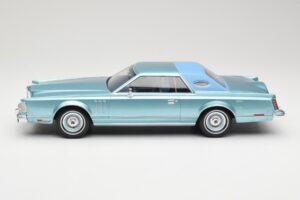 Lincoln Continental Mark V Blue Metallic MCG 1:18 MCG18369 Métal Moulé — image 3 sur 6