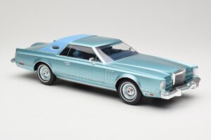 Lincoln Continental Mark V Blue Metallic MCG 1:18 MCG18369 Métal Moulé — image 4 sur 6