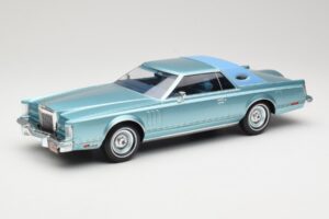 Lincoln Continental Mark V Blue Metallic MCG 1:18 MCG18369 Métal Moulé