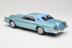Lincoln Continental Mark V Blue Metallic MCG 1:18 MCG18369 Métal Moulé — image 5 sur 6