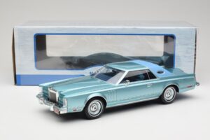 Lincoln Continental Mark V Blue Metallic MCG 1:18 MCG18369 Métal Moulé — image 6 sur 6