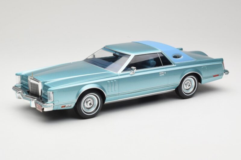 Lincoln Continental Mark V Blue Metallic MCG 1:18 MCG18369 Métal Moulé
