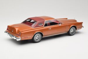Lincoln Continental Mark V Crystal Apricot Metallic MCG 1:18 MCG18370 Métal Moulé — image 2 sur 6