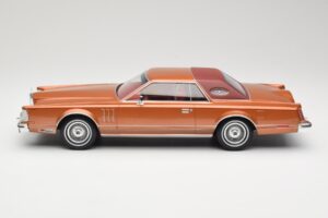 Lincoln Continental Mark V Crystal Apricot Metallic MCG 1:18 MCG18370 Métal Moulé — image 3 sur 6