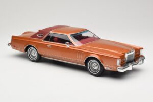 Lincoln Continental Mark V Crystal Apricot Metallic MCG 1:18 MCG18370 Métal Moulé — image 4 sur 6