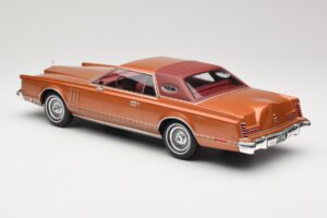 Lincoln Continental Mark V Crystal Apricot Metallic MCG 1:18 MCG18370 Métal Moulé — image 5 sur 6