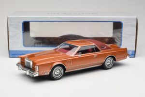 Lincoln Continental Mark V Crystal Apricot Metallic MCG 1:18 MCG18370 Métal Moulé — image 6 sur 6