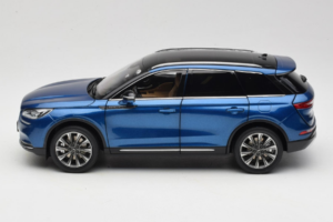 Lincoln Corsair Bleu OEM 1:18 LINCOLN001 Métal Moulé — image 4 sur 8