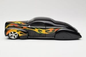 Lincoln Zephyr Scrape Custom Noir avec Flammes Hot Wheels 1:18 57319 Métal Moulé — image 4 sur 8