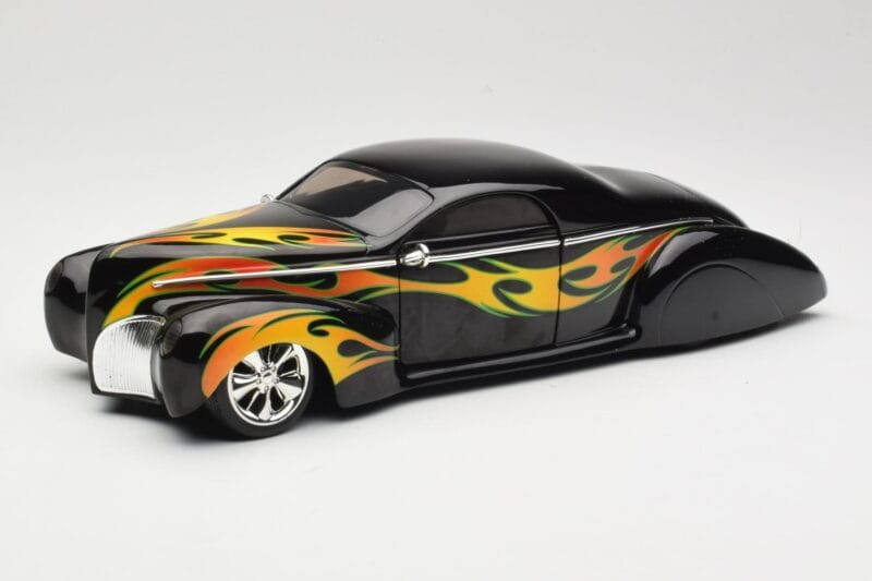 Lincoln Zephyr Scrape Custom Noir avec Flammes Hot Wheels 1:18 57319 Métal Moulé