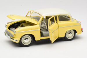 Lloyd Alexander TS Jaune Revell 1:18 08958 Métal Moulé — image 2 sur 8