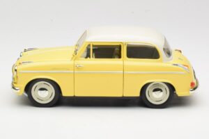 Lloyd Alexander TS Jaune Revell 1:18 08958 Métal Moulé — image 4 sur 8