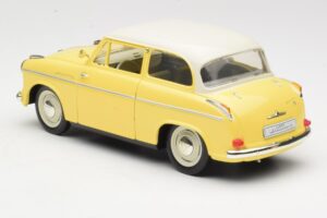 Lloyd Alexander TS Jaune Revell 1:18 08958 Métal Moulé — image 7 sur 8