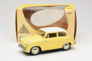 Lloyd Alexander TS Jaune Revell 1:18 08958 Métal Moulé — image 8 sur 8