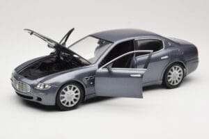 Maserati Quattroporte Blue Metallic Hot Wheels 1:18 B7003 Métal Moulé — image 2 sur 8