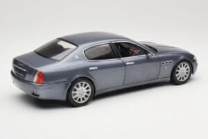 Maserati Quattroporte Blue Metallic Hot Wheels 1:18 B7003 Métal Moulé — image 3 sur 8