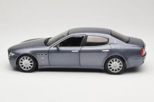 Maserati Quattroporte Blue Metallic Hot Wheels 1:18 B7003 Métal Moulé — image 4 sur 8