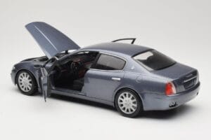 Maserati Quattroporte Blue Metallic Hot Wheels 1:18 B7003 Métal Moulé — image 5 sur 8