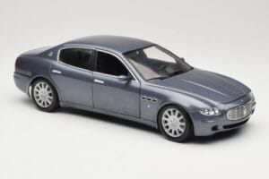 Maserati Quattroporte Blue Metallic Hot Wheels 1:18 B7003 Métal Moulé — image 6 sur 8