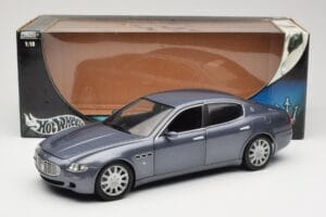 Maserati Quattroporte Blue Metallic Hot Wheels 1:18 B7003 Métal Moulé — image 8 sur 8
