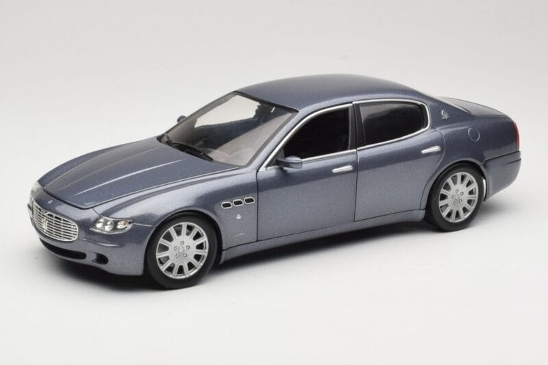 Maserati Quattroporte Blue Metallic Hot Wheels 1:18 B7003 Métal Moulé