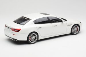 Maserati Quattroporte VI GTS Alpine Blanc AUTOart 1:18 75808 Métal Moulé — image 3 sur 8