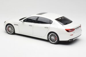 Maserati Quattroporte VI GTS Alpine Blanc AUTOart 1:18 75808 Métal Moulé — image 7 sur 8