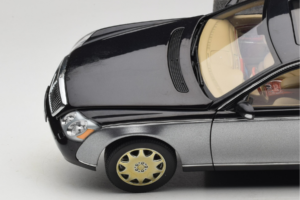 Maybach 57 SWB Caspian Black Himalayas Grey AUTOart 1:18 76151 Métal Moulé — image 8 sur 9