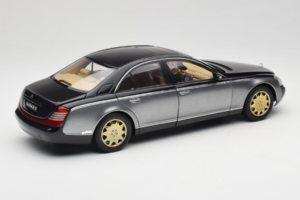 Maybach 57 SWB Caspian Black Himalayas Grey AUTOart 1:18 76151 Métal Moulé — image 3 sur 9