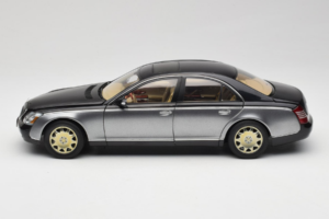 Maybach 57 SWB Caspian Black Himalayas Grey AUTOart 1:18 76151 Métal Moulé — image 4 sur 9