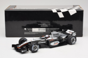 McLaren MP4-19 Mercedes J.P. Montoya Test Car 2005 Minichamps 1:18 533051880 Métal Moulé — image 6 sur 7