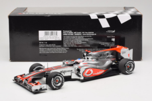 McLaren MP4-25 Mercedes #1 J. Button Vodafone McLaren Showcar F1 2010 Minichamps 1:18 530101801 Métal Moulé — image 6 sur 7