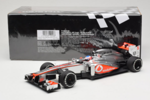 McLaren MP4-28 Mercedes #5 J. Button Vodafone McLaren F1 2013 Minichamps 1:18 530131805 Métal Moulé — image 6 sur 7