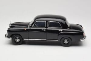 Mercedes 180 W120 Ponton Noir Revell 1:18 08973 Métal Moulé — image 4 sur 8