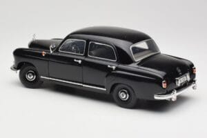 Mercedes 180 W120 Ponton Noir Revell 1:18 08973 Métal Moulé — image 7 sur 8