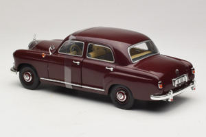 Mercedes 180 Ponton Rouge Foncé Revell 1:18 08876 Métal Moulé — image 5 sur 6