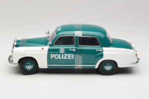 Mercedes 180 Ponton Polizei Revell 1:18 08863 Métal Moulé — image 3 sur 6