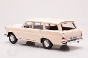 Mercedes 200 Universal W110 Crème Norev 1:18 183709 Métal Moulé — image 7 sur 8