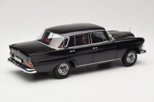 Mercedes 200 W110 Noir Norev 1:18 183574 Métal Moulé — image 3 sur 8