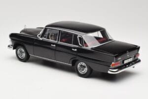 Mercedes 200 W110 Noir Norev 1:18 183574 Métal Moulé — image 7 sur 8