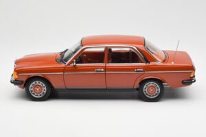 Mercedes 200 W123 English Rouge Édition Concessionnaire Norev 1:18 B66040653 Métal Moulé — image 4 sur 8