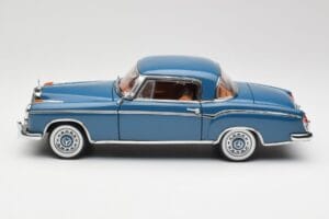 Mercedes 220 SE W128 Bleu Sun Star 1:18 3561 Métal Moulé — image 4 sur 8