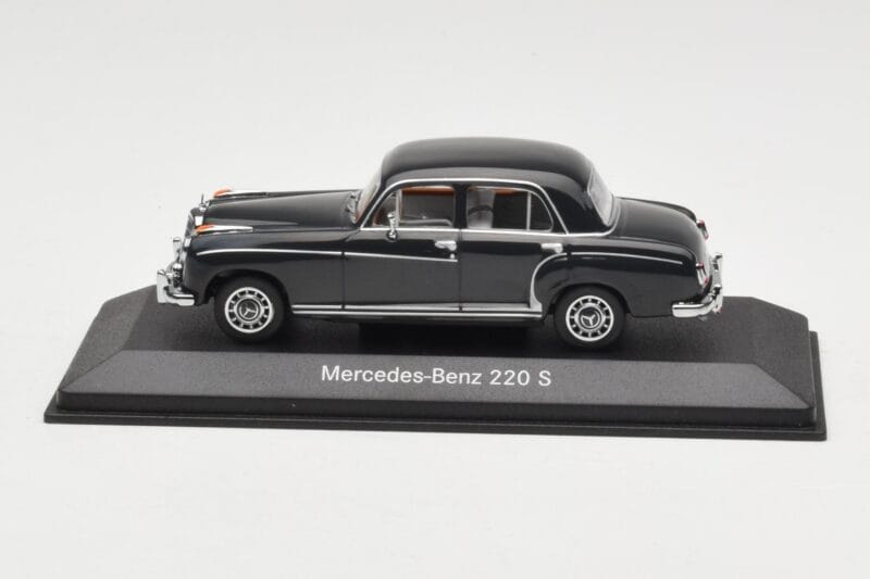 Mercedes 220S W180 Gris Clair Minichamps 1:43 Mercedes 220S W180 Gris Clair Minichamps 1:43 B66040534 Métal Moulé