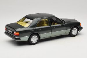 Mercedes 230E W124 Night Green Metallic Norev 1:18 183952 Métal Moulé — image 3 sur 8