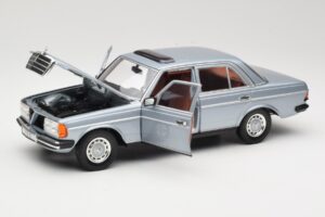 Mercedes 230E W123 Argent & Bleu Clair Revell 1:18 08407 Métal Moulé — image 2 sur 8