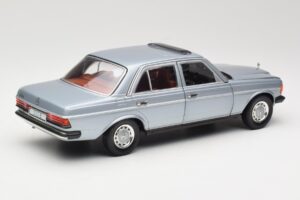 Mercedes 230E W123 Argent & Bleu Clair Revell 1:18 08407 Métal Moulé — image 3 sur 8