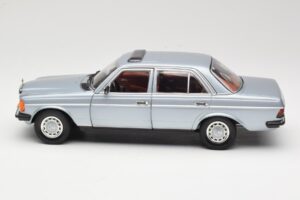 Mercedes 230E W123 Argent & Bleu Clair Revell 1:18 08407 Métal Moulé — image 4 sur 8
